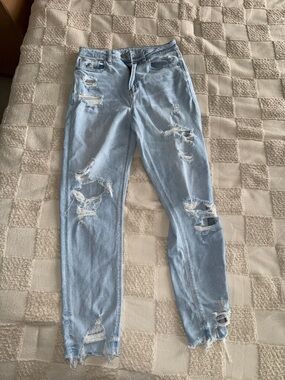 American Eagle Highest Rise Mom Light Blue Distressed Jeans size 6 Long